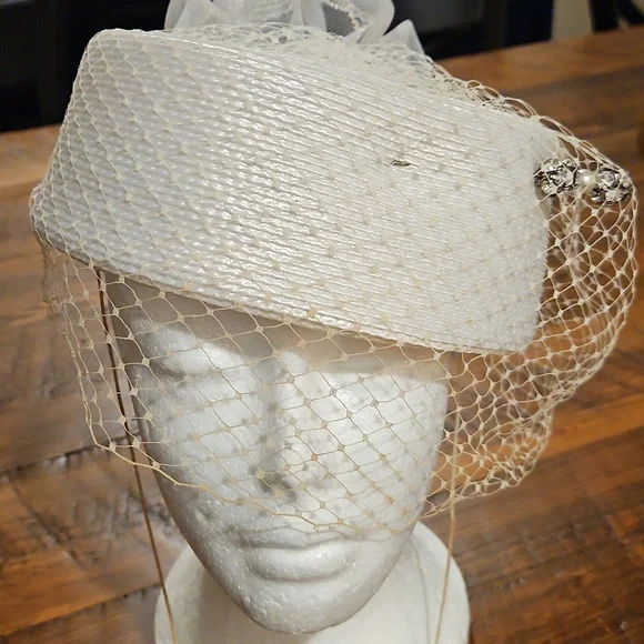 BEAUTIFUL VINTAGE CAPRICE HAT WITH BOW AND VEIL AND A STICK PIN. - Picture 9 of 10